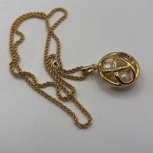 Bail pendant With 3 white pearls caged Elegant Gold Pendant Necklace